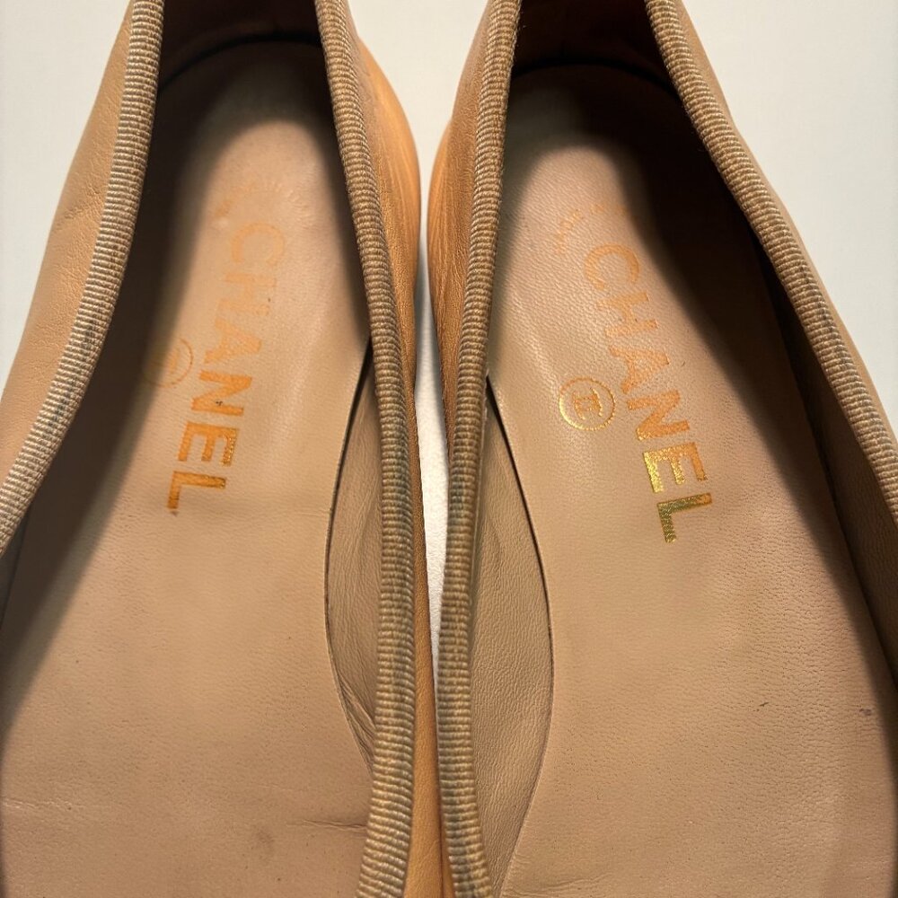 CHANEL Two-Tone cap toe Beige and Black Ballerina flats - Picture 10 of 14